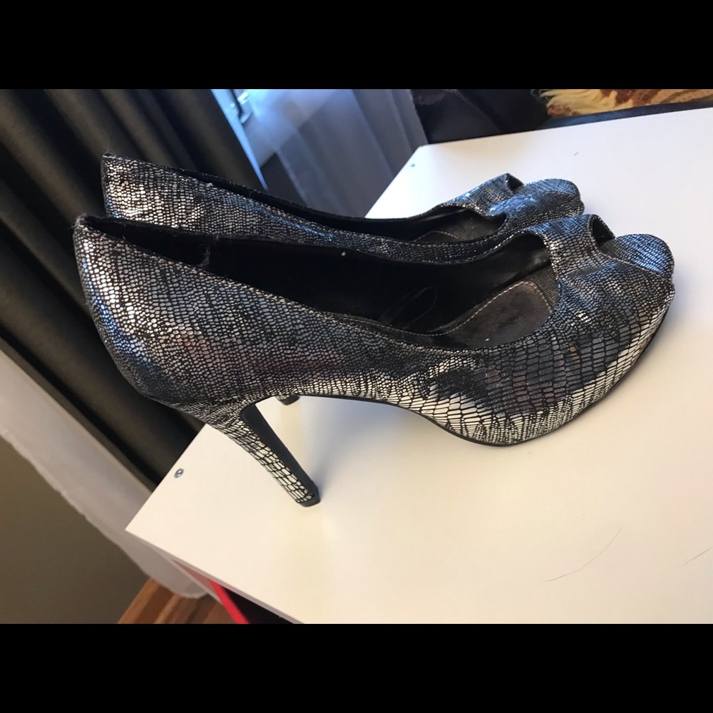 Size 9 - Picture 2 of 4